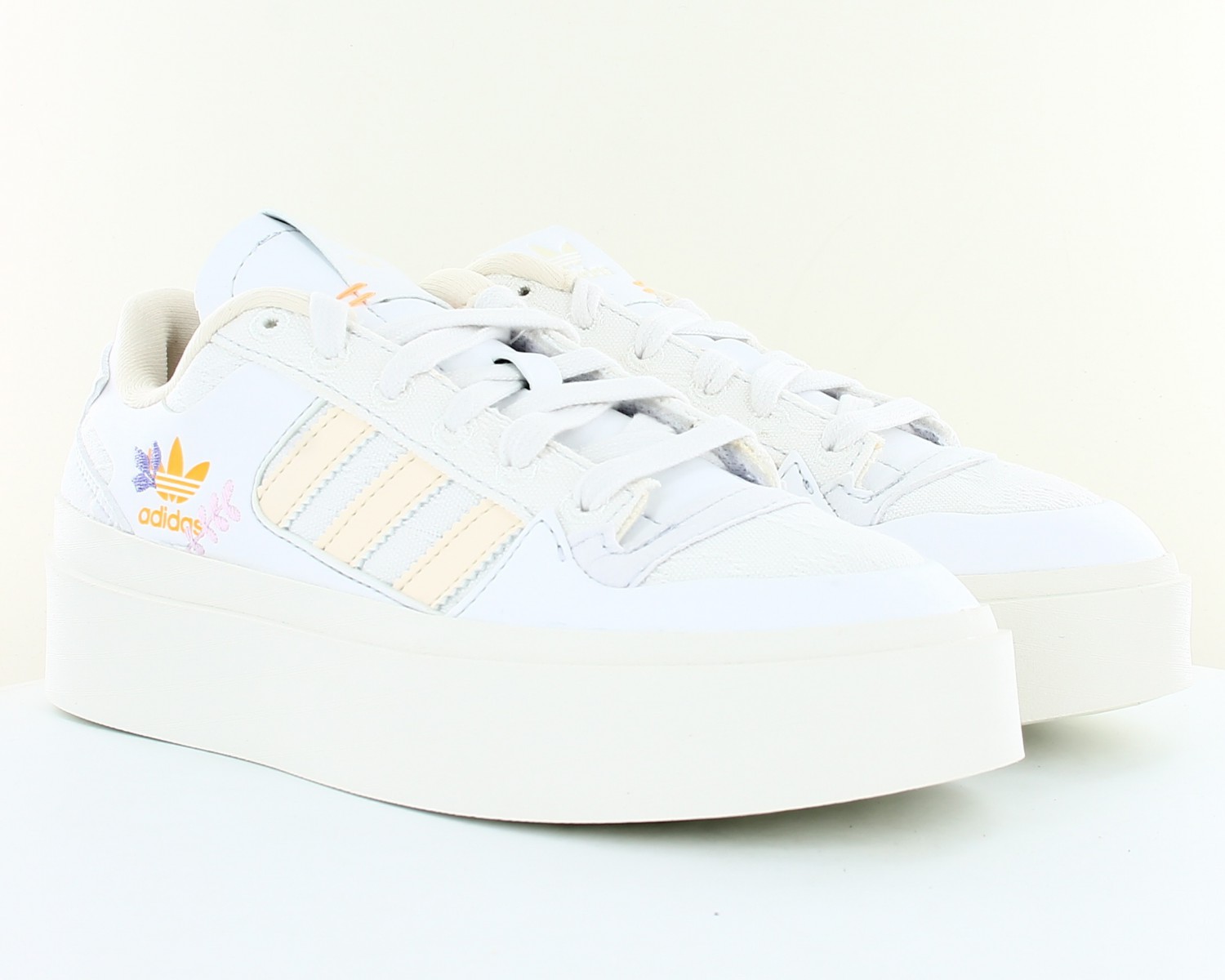 Adidas blanche outlet avec fleur